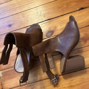 ☀️3/$25 Bamboo Strappy Peep Toe Block Heel Brown Booties, size 7